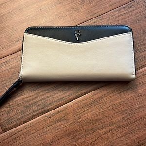 NWOT. Simply Vera Wang tan and black wallet